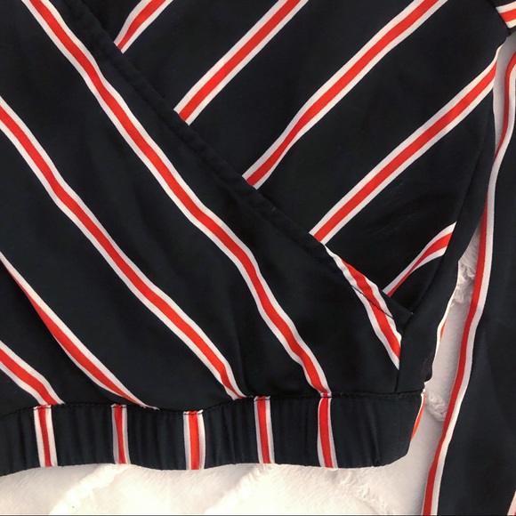 Cropped V crossover chiffon blouse - Picture 6 of 6